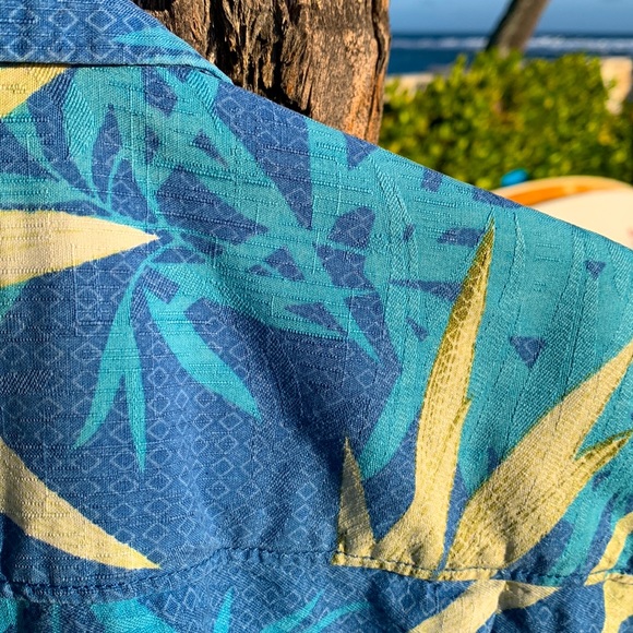 🎉HOST PICK🎉 Vintage Tommy Bahama Silk Aloha Shirt - Small - Picture 4 of 7